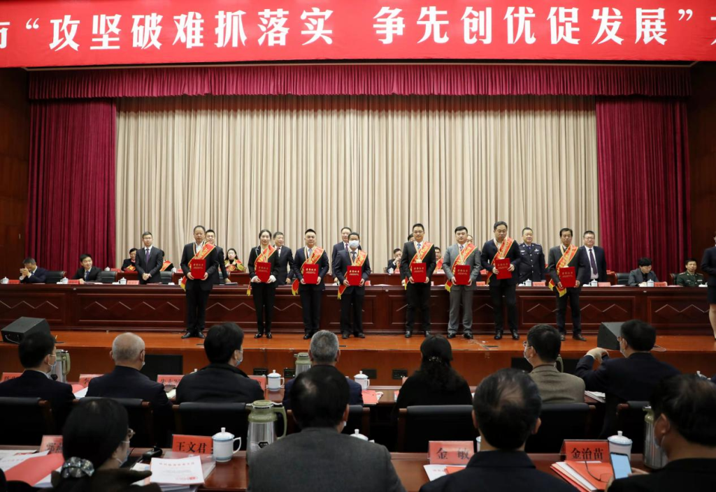 喜讯 | z6mg人生就是博化学公司总经理荣获临海市“功勋企业家”荣誉称号